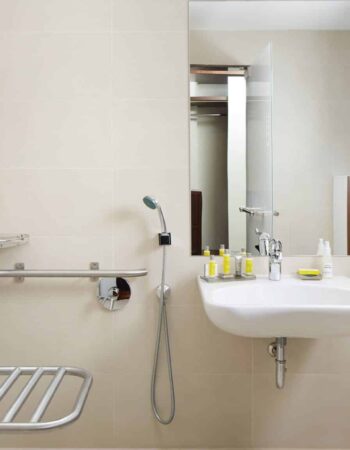 imgi_44_mhpmc-accessible-bathroom-5249-hor-wide-scaled.jpg