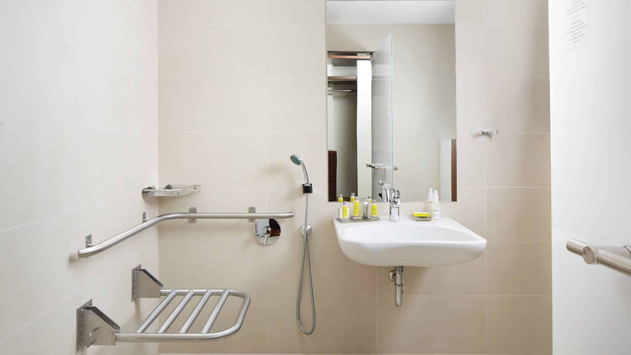 imgi_44_mhpmc-accessible-bathroom-5249-hor-wide-scaled.jpg