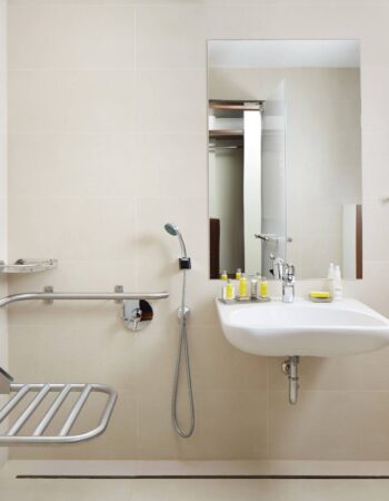 imgi_93_mhpmc-accessible-bathroom-5249-hor-clsc-scaled.jpg