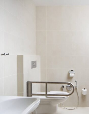 imgi_94_mhpmc-accessible-bathroom-5250-hor-clsc-scaled.jpg
