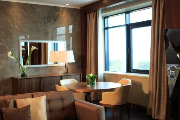 suite-senator-living-9367
